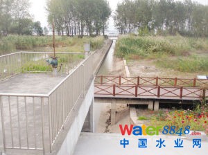 魚(yú)嘴濕地公園污水直排長(zhǎng)江?環(huán)保部門:泵站放水沖污泥